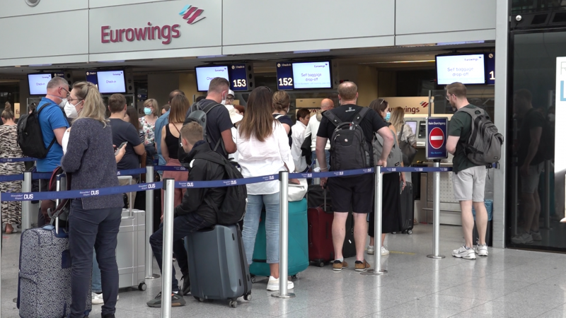 Islamistische Geste am Flughafen (Foto: SAT.1 NRW)