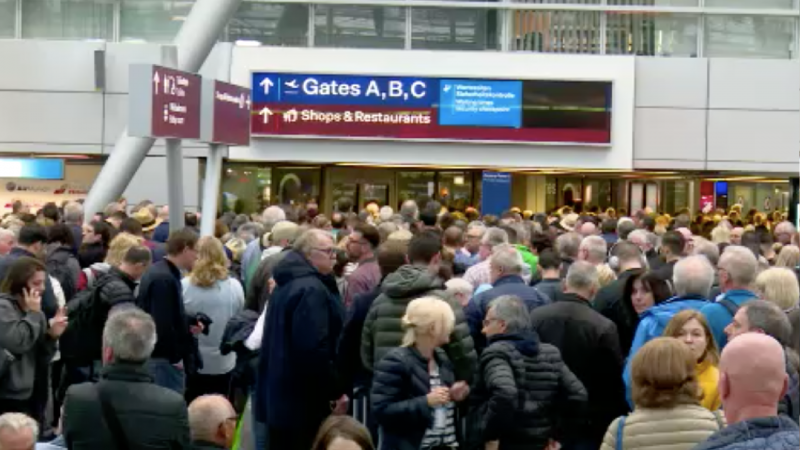 Lange Schlangen am Flughafen (Foto: SAT.1 NRW)