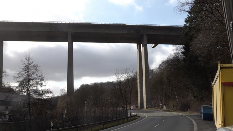 Ministerpräsident Wüst räumt Fehler bei A45-Brücke ein (Foto: SAT.1 NRW)