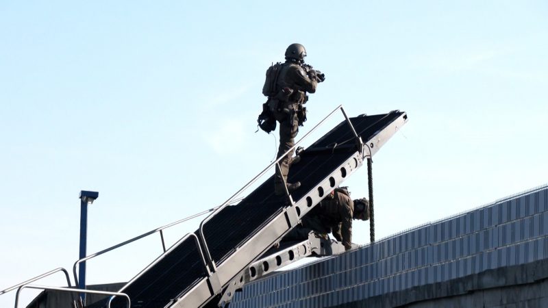 Scharfschützen bei Razzia im Einsatz (Foto: SAT.1 NRW)