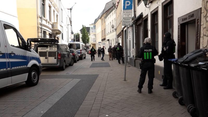 Drogen und Waffen bei Razzia in Euskirchen (Foto: SAT.1 NRW)