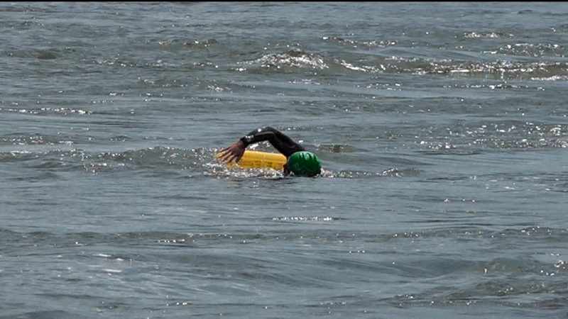 Rekordjäger schwimmt Rhein entlang (Foto: SAT.1 NRW)