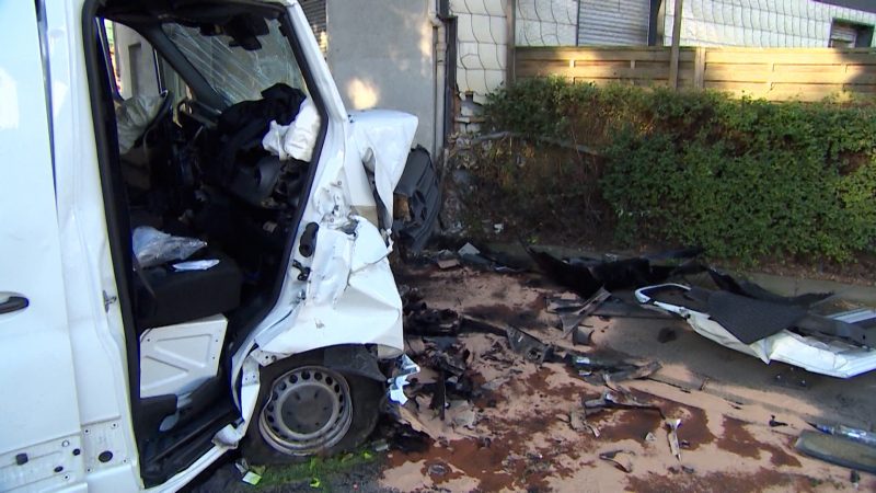 Betrunkener Autofahrer rast in Hauswand (Foto: SAT.1 NRW)