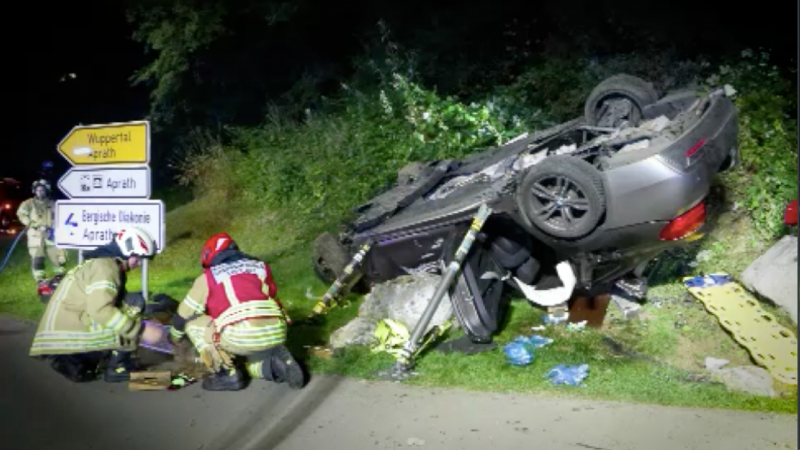 Schwerer Unfall im Kreisverkehr (Foto: SAT.1 NRW)