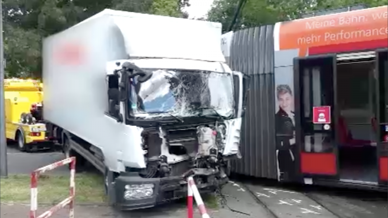 Schwerer Zusammenstoß in Krefeld (Foto: SAT.1 NRW)