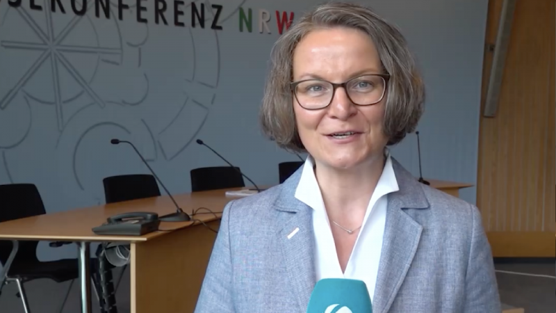 NRW-Bauministerin Ina Scharrenbach zur Fluthilfe-Bilanz (Foto: SAT.1 NRW)