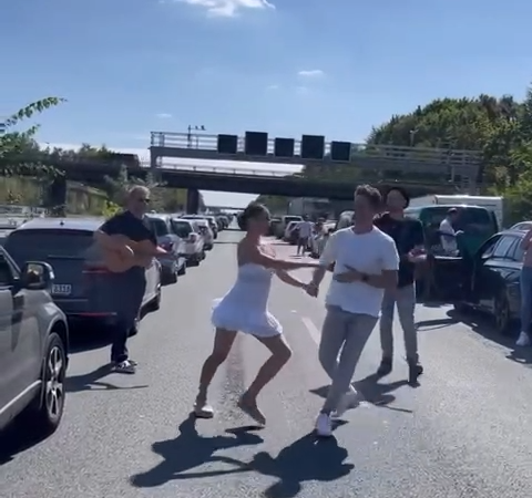 Spontaner Tanzauftritt auf der A3 (Foto: SAT.1 NRW)