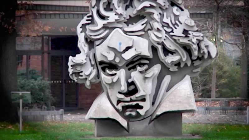 Wissenschaftler untersuchen Beethoven-Locke (Foto: SAT.1 NRW)