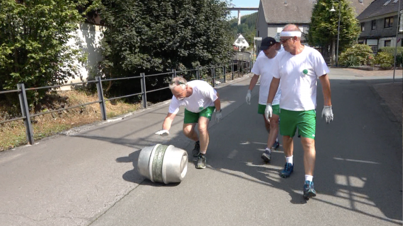 Bierfass-Roll-Revival in Nuttlar (Foto: SAT.1 NRW)