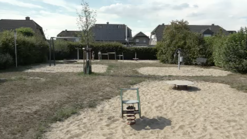Bürgermeister baut Mädchen neuen Spielplatz (Foto: SAT.1 NRW)