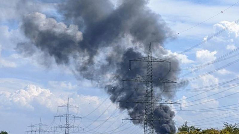 Meterhohe Flammen in Duisburg (Foto: SAT.1 NRW)