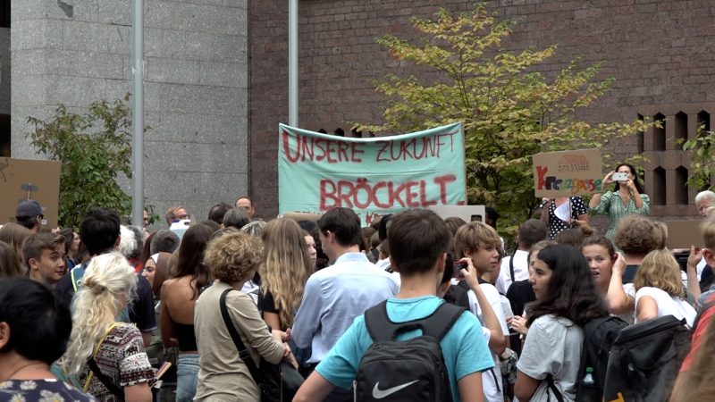 Demo gegen marode Schule (Foto: SAT.1 NRW)