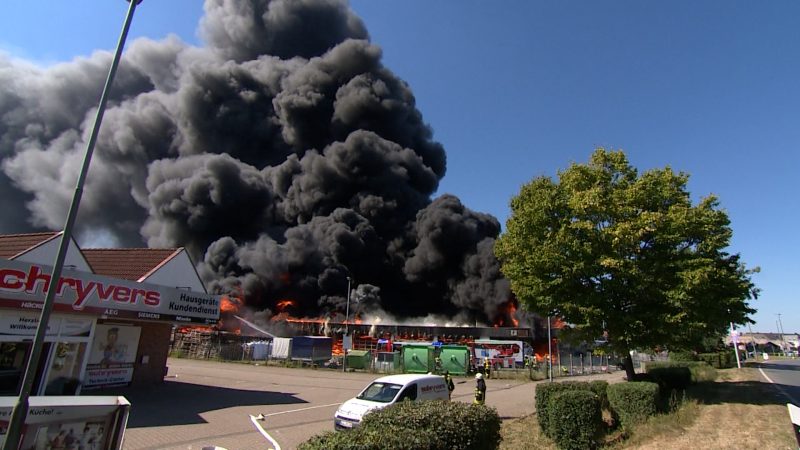 Feuerwehr bringt Brand bei Neuss unter Kontrolle (Foto: SAT.1 NRW)