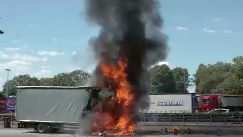 LKW brennt auf A1 (Foto: SAT.1 NRW)