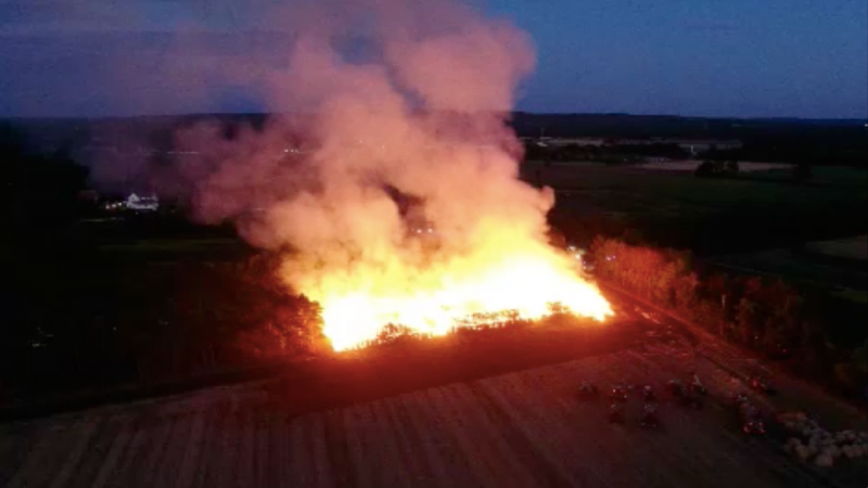 Strohballen fangen Feuer (Foto: SAT.1 NRW)