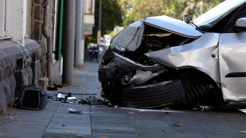 87-Jähriger rast gegen Hauswand (Foto: SAT.1 NRW)