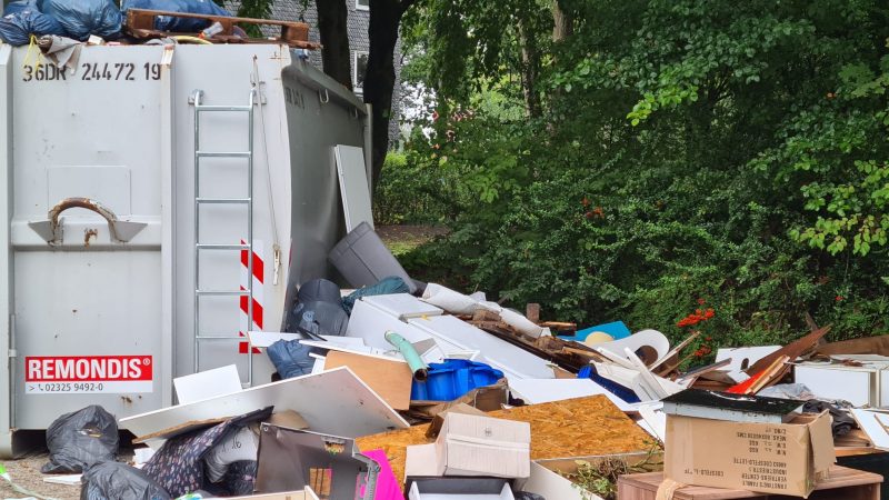 Vermüllte Wohnsiedlung in Dorsten (Foto: SAT.1 NRW)