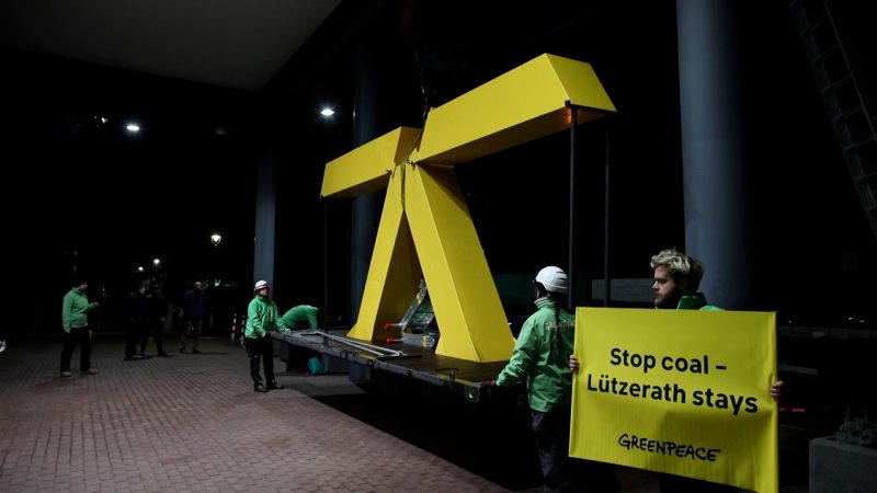Greenpeace demonstriert vor Wirtschaftsministerium (Foto: SAT.1 NRW)