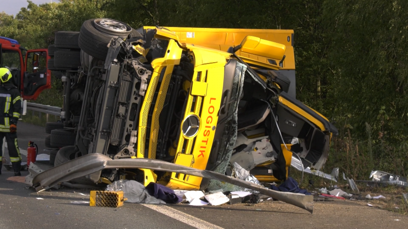 Schwerer LKW-Unfall auf der A57 (Foto: SAT.1 NRW)