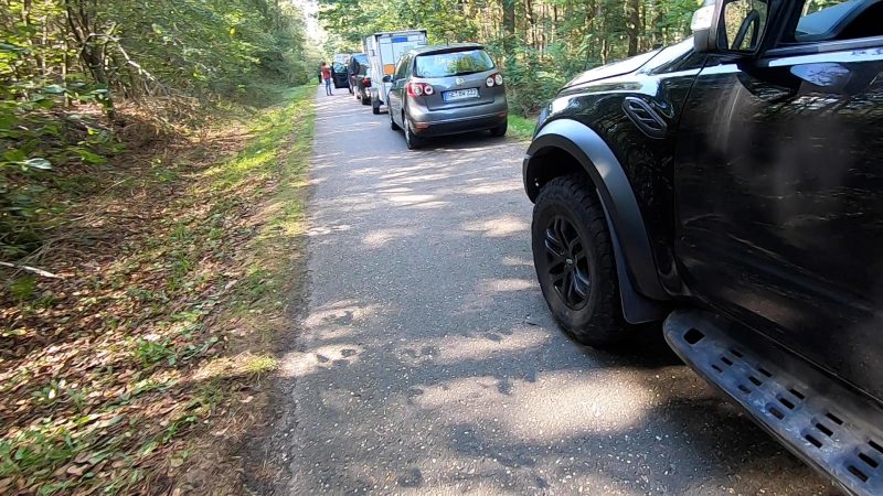 Riesen Andrang bei Kaminholzverkäufer (Foto: SAT.1 NRW)