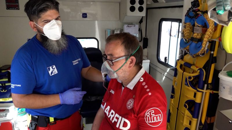 Tierretter helfen Fußballfan (Foto: SAT.1 NRW)