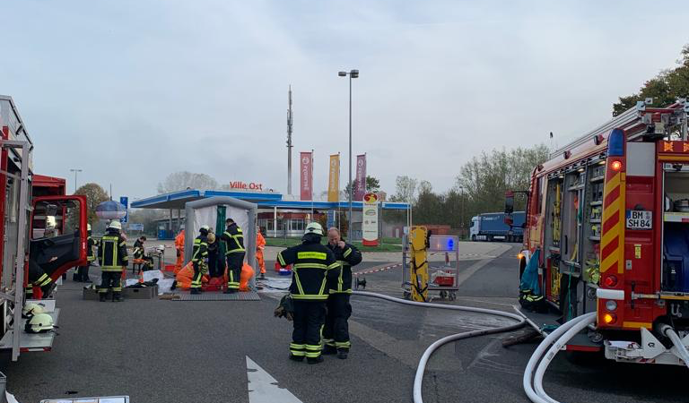 A1 gesperrt nach Salzsäure-Unfall (Foto: SAT.1 NRW)