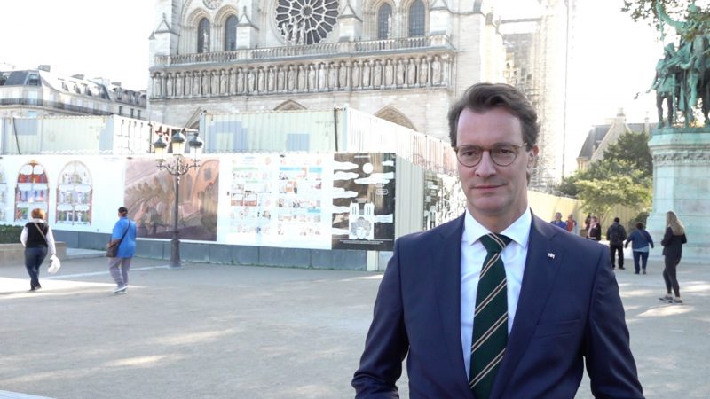 Hendrik Wüst in Notre Dame (Foto: SAT.1 NRW)