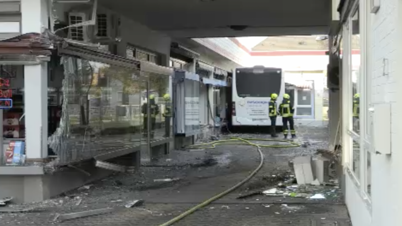 Heftiger Unfall: Linienbus rast in zwei Geschäfte (Foto: SAT.1 NRW)