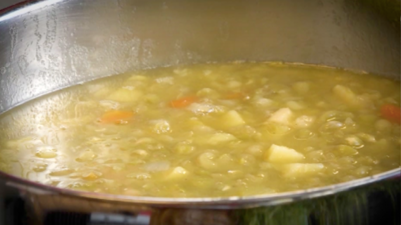 Sternekoch verteilt Erbsensuppe (Foto: SAT.1 NRW)