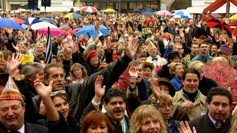 Rosenmontagsumzug geht über den Rhein (Foto: SAT.1 NRW)