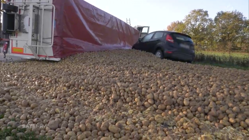 Kartoffellaster verunglückt bei Goch (Foto: SAT.1 NRW)