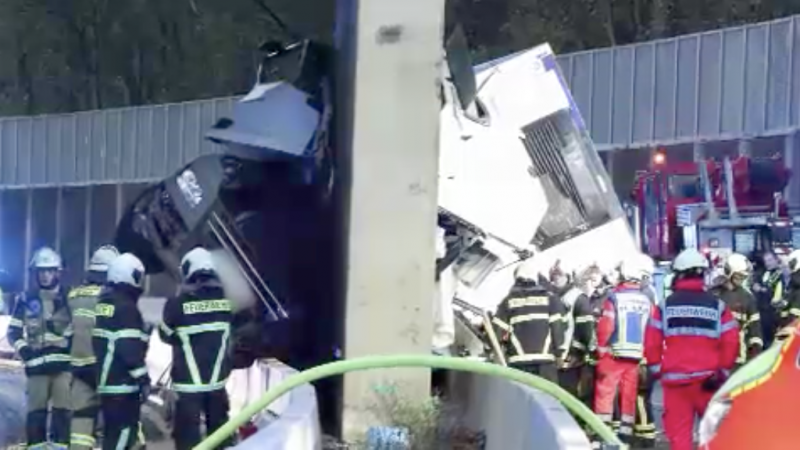 Laster kracht gegen Autobahnbrücke (Foto: SAT.1 NRW)