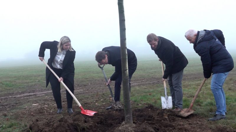 49 Bäume erinnern an Flutopfer (Foto: SAT.1 NRW)