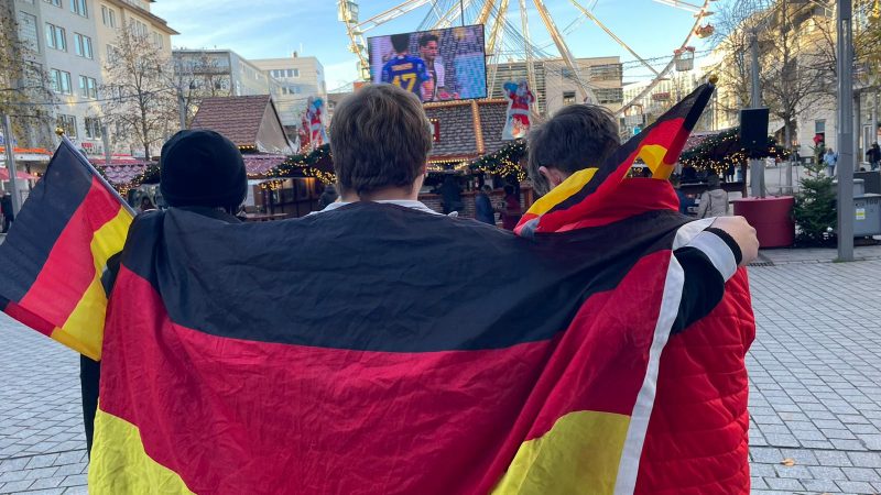 Rudelgucken auf dem Weihnachtsmarkt (Foto: SAT.1 NRW)