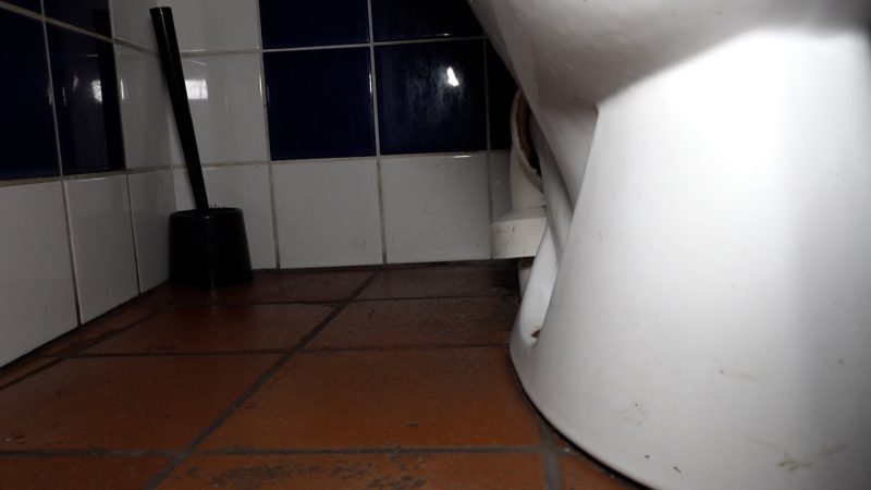 Diktiergeräte auf Damentoilette versteckt (Foto: SAT.1 NRW)