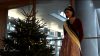 Silke Gorißen schmückt Weihnachtsbaum (Foto: SAT.1 NRW)