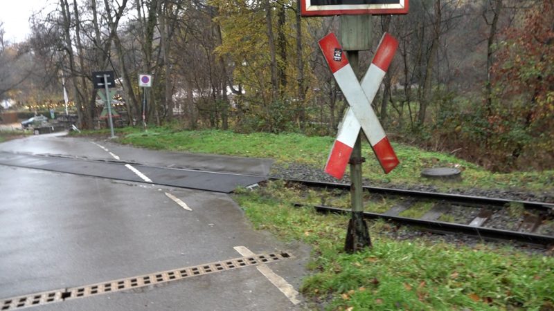 Mann rettet Frau nach Zugunfall aus dem Auto (Foto: SAT.1 NRW)