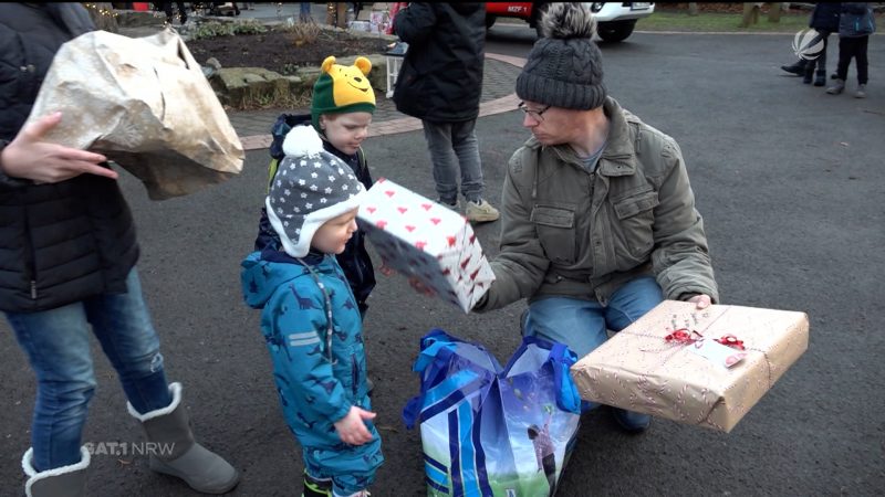 Verein unterstützt Christkind beim Beschenken (Foto: SAT.1 NRW)