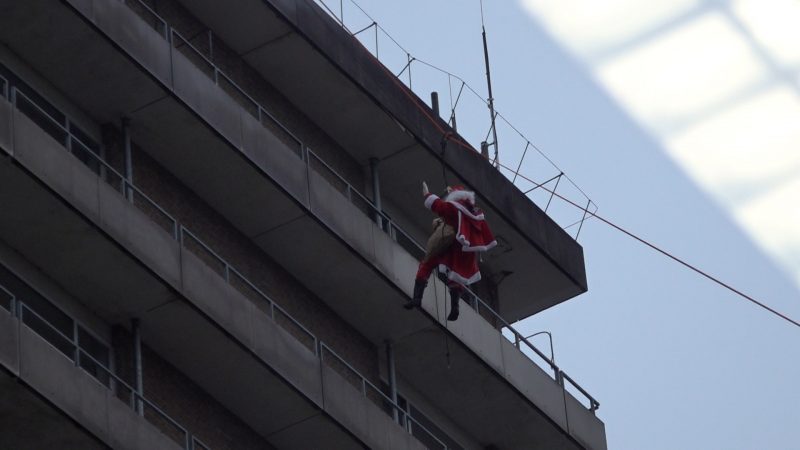 Nikolaus kommt übers Dach  (Foto: SAT.1 NRW)