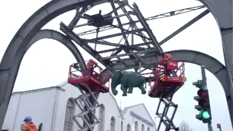 Tuffi-Statue in Oberhausen (Foto: SAT.1 NRW)