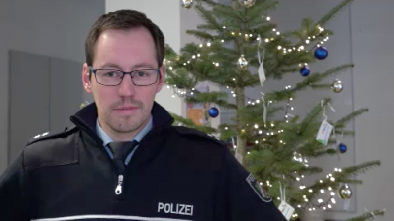 Polizei singt gegen Weihnachtsdiebe (Foto: SAT.1 NRW)