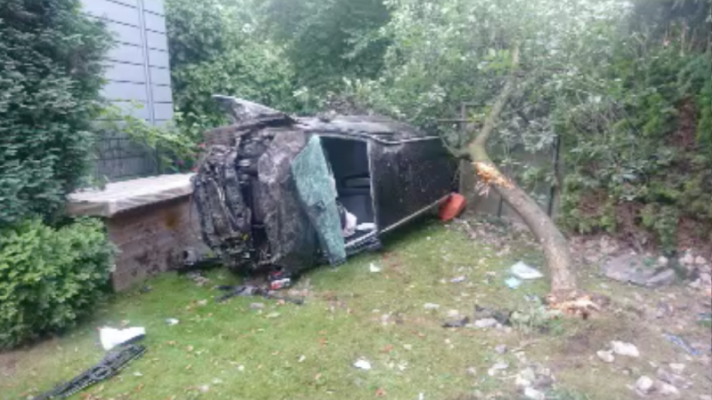 Auto landet im Garten (Foto: SAT.1 NRW)