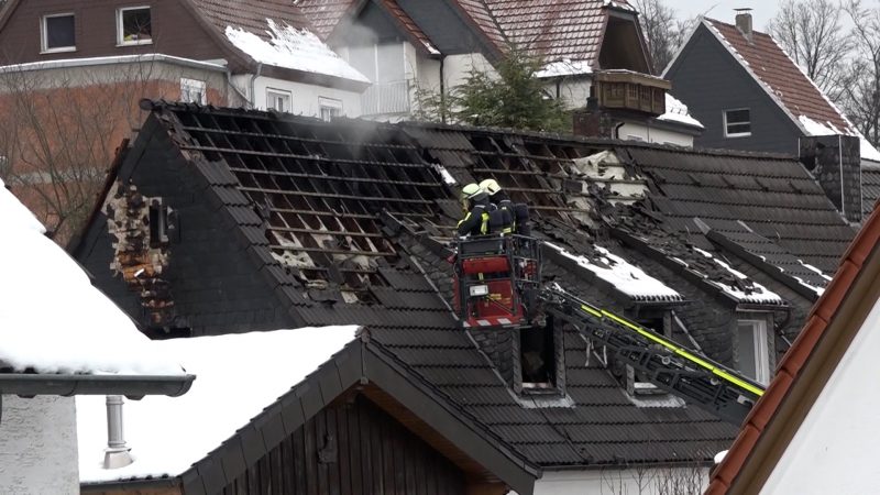Waghalsiger Einsatz für Feuerwehrkräfte in Hemer (Foto: SAT.1 NRW)
