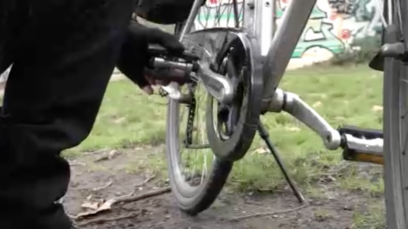 Gefährliche Krähenfüße auf Radwegen in Köln (Foto: SAT.1 NRW)