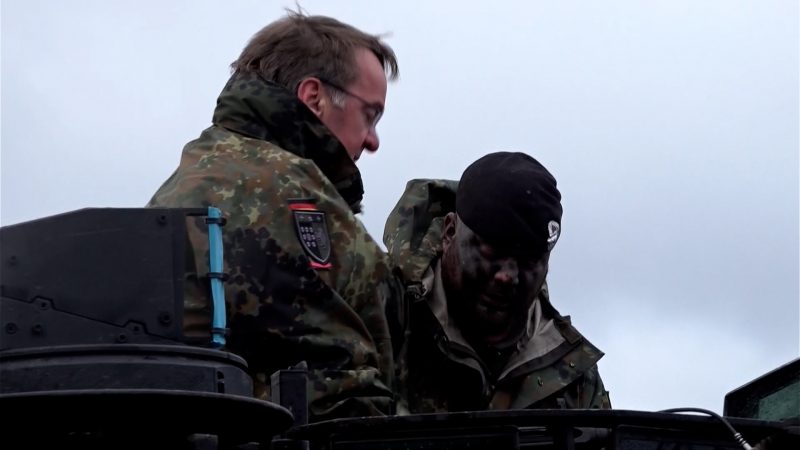 Pistorius inspiziert Kampfpanzer für die Ukraine (Foto: SAT.1 NRW)