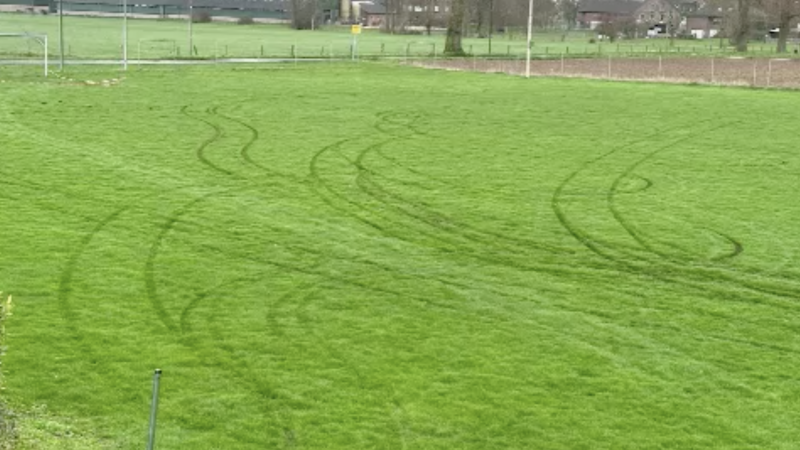 Unbekannte zerstören Fußballplatz mit Auto (Foto: SAT.1 NRW)