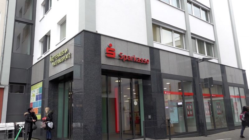 Bürgeramt meets Bankfiliale (Foto: SAT.1 NRW)
