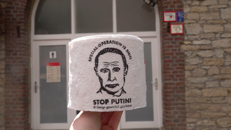 Putin-Toilettenpapier made in NRW (Foto: SAT.1 NRW)