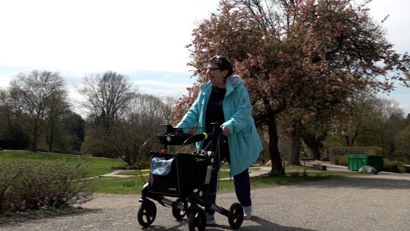Rentnerin läuft mit Rollator bei Spendenlauf (Foto: SAT.1 NRW)