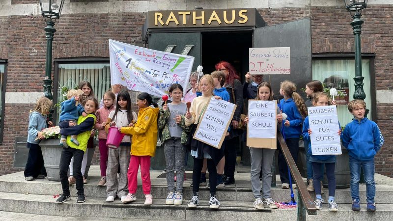Klobürsten-Demo vor Düsseldorfer Rathaus (Foto: SAT.1 NRW)